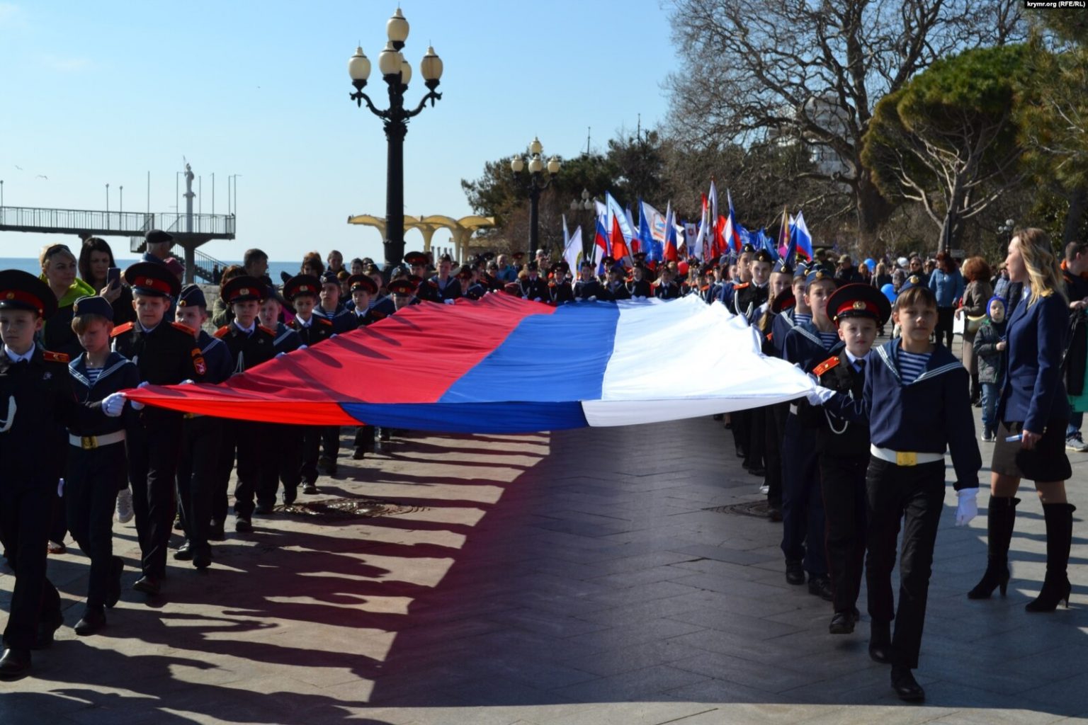 Новости крыма крым реалии. Ялта референдум 2014. Бандеровцы в Крыму. Крымская Весна 2019 Крым флаги. Ялта флаг России.